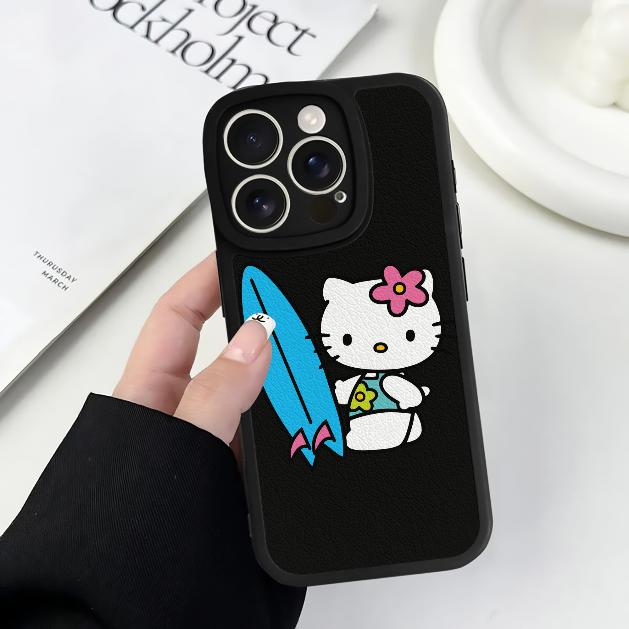 （画像用） Hello Kitty ハローキティ 【iPhone 16シリーズ対応】シリコンスマホケース（レザー調） 材質：シリコン